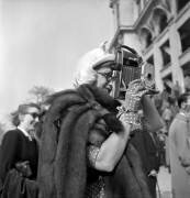 Fashion in Longchamp, Paris, March 10, 1949 : Elegant Woman (Rue des Archives) - Muzeo.com