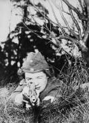 February 1940, Sweden : Red Star Member having a rifle practice (Keystone) - Muzeo.com
