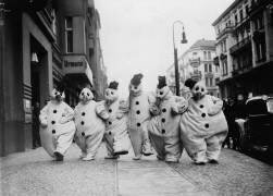 Graceful ballet dancers of the famous ballet Matray in snowmen costumes (anonymous) - Muzeo.com