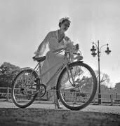 High society bicycle day (Rue des Archives) - Muzeo.com