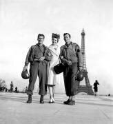 Liberation of Paris, August 1944 : American Soldiers With A Parisian Woman at The Trocadero (Eiffel Tower) (b/w photo) (Rue des Archives) - Muzeo.com