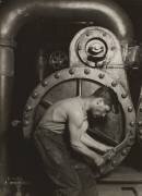 Mécanicien travaillant sur une machine à vapeur (Lewis Wickes Hine) - Muzeo.com