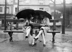 Midinettes sous la pluie à Paris en 1928 (Keystone) - Muzeo.com