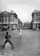 Partie de tennis sur la place de la concorde (Keystone) - Muzeo.com