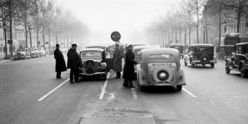 Traffic in Paris C. 1937 (Rue des Archives) - Muzeo.com