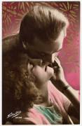Un couple d'amoureux embrasses passionement, la femme leve la tete vers l'homme qui l'embrasse. (anonymous) - Muzeo.com