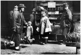 USA: An itinerant toy vendor observed by two Chinese children, San Francisco Chinatown (Arnold Genthe) - Muzeo.com