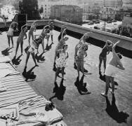 Usa, California, buisiness girls doing fitness on the roof (Keystone) - Muzeo.com
